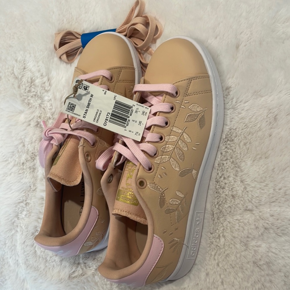 NWT Adidas Stan Smith Embroidered Sneakers. Size 7.5 with extra shoe laces.
